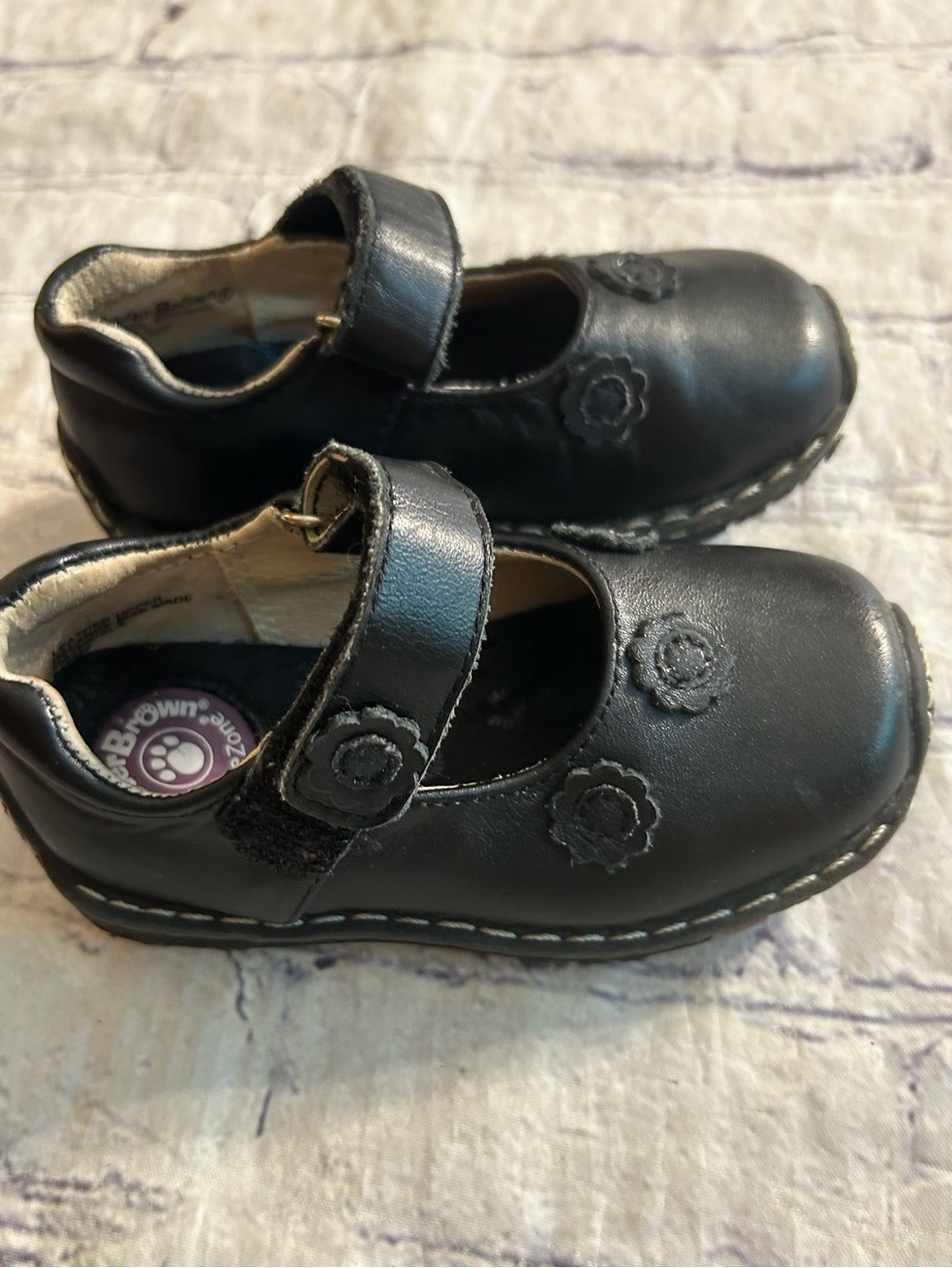 BUSTER BROWN BLACK LEATHER MARY JANE TODDLER GIRLS WHITE STITCHING & FLOWER 6